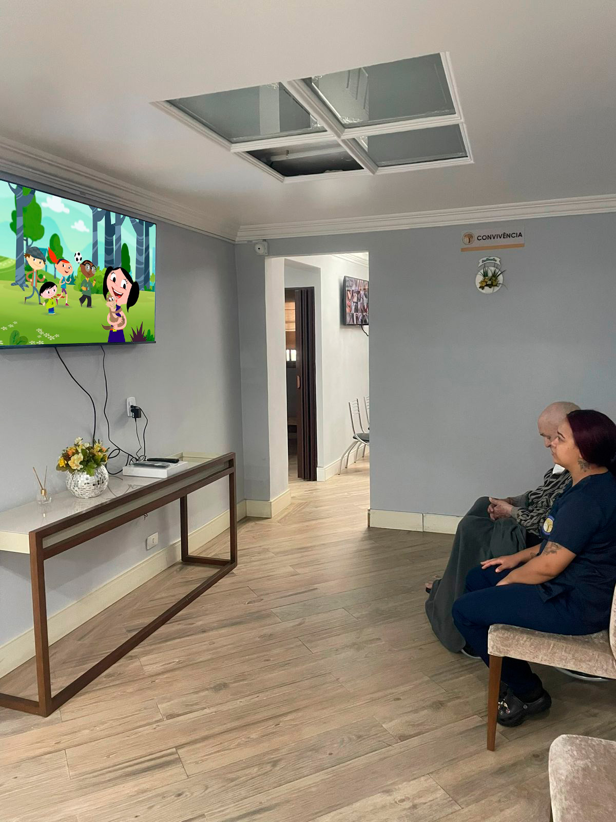 Sala de convivência com acompanhamento da equipe