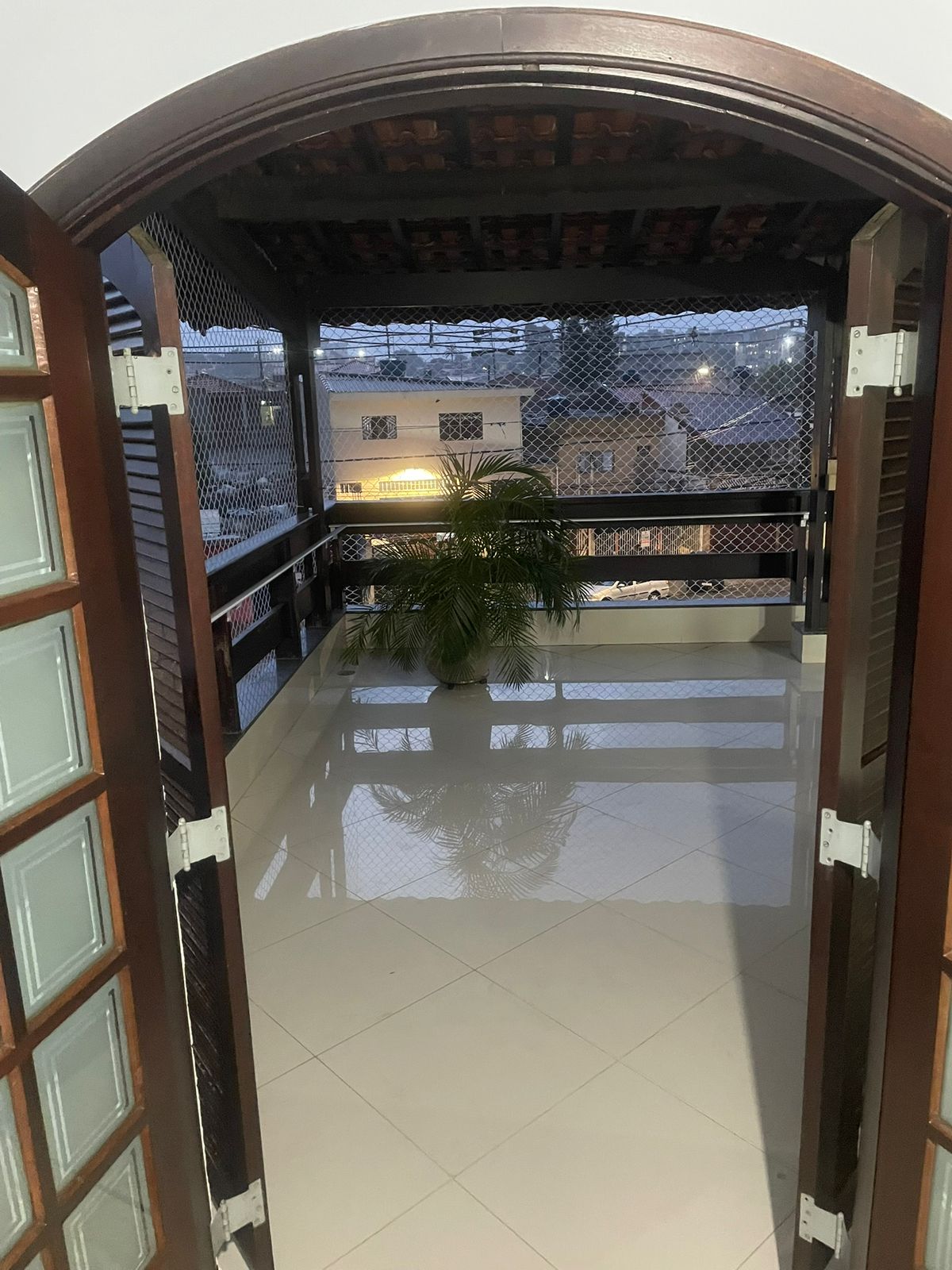 Acesso à varanda superior com iluminação natural